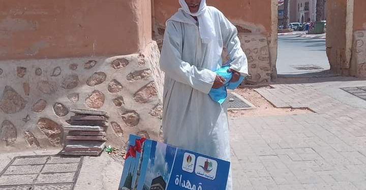 بسباب مساهمتو فإصلاح طرقان “تزنيت”..رجل سبعيني تهداتو عمرة ومقدّاتو فرحة