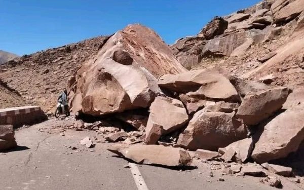 زلزال الحوز خلى بزاف ديال الطرقان مقطوعة.. ومجهودات من السلطات الإقليمية باش يسرحو المسالك الطرقية