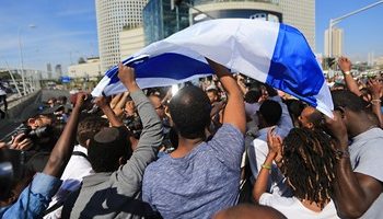 إصابة أكثر من 170 شخص بتل أبيب بعد فوضى طالبي اللجوء الإريتريين قدام سفارتهم لإسقاط النظام