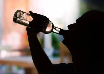 وفاة شخص بسباب مواد كحولية مضرة