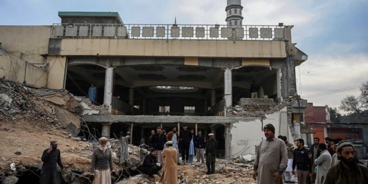 25 قتيلا في تفجير قرب مسجد في باكستان