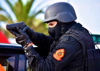 بوليسي حذّر شابّ “بلطجي”..وخرّج سلاحو الوظيفي بعدما هدّدو بالسيف
