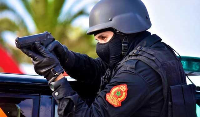 بوليسي حذّر شابّ “بلطجي”..وخرّج سلاحو الوظيفي بعدما هدّدو بالسيف