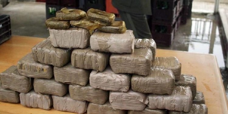 حجز طن من الحشي—ش وتوقيف 21 سيارة بضواحي الحسيمة