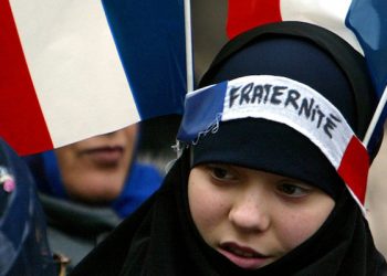 حقوقي فرنسي: منع لبس “الحجاب الشرعي” فالمدارس الحكومية قرار كيطعن فحق الإسلام