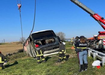 إيطاليا.. سقوط حافلة يودي بحياة 21شخص