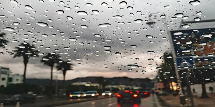 أجواء غائمة وقطرات مطرية في توقعات طقس الثلاثاء