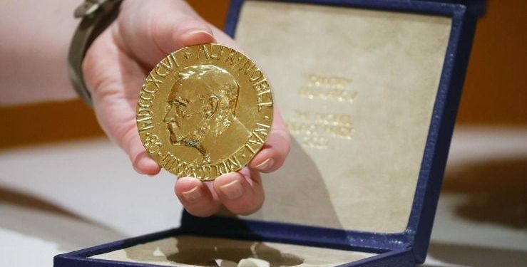 مليون دولار وميدالية ذهبية..كاتب نرويجي يفوز بجائزة نوبل للأدب