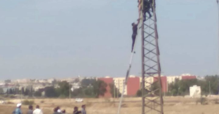 صادم…. ثلاثيني لقاوه معلق في عمود كهربائي بسطات (صورة)