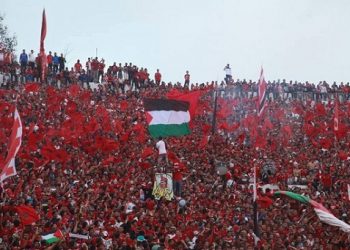 مظاهر التضامن مع عملية “طوفان الأقصى” تملأ مدرجات الملاعب الرياضية.