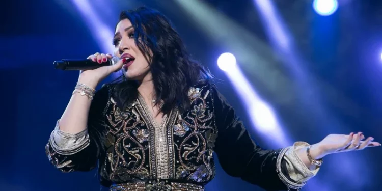 أسماء لمنور فوق خشبة مسرح “أرينا” بالكويت