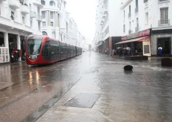 توقع استمرار رياح قوية مع تطاير الغبار وزخات مطرية بالمغرب