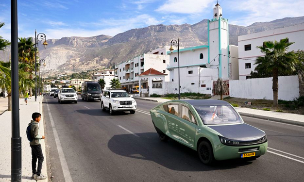 إختبار أول سيارة دفع رباعي تعمل بالطاقة الشمسية في المغرب +(صور)
