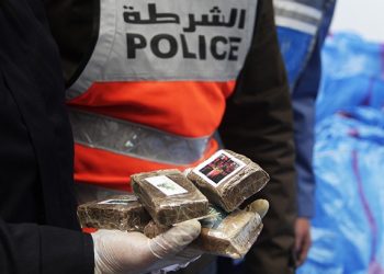 فرقة مكافحة العصابات بفاس دارت مداهمة لأحد أوكار المخدرات ووقّفات شخص وسيدتين