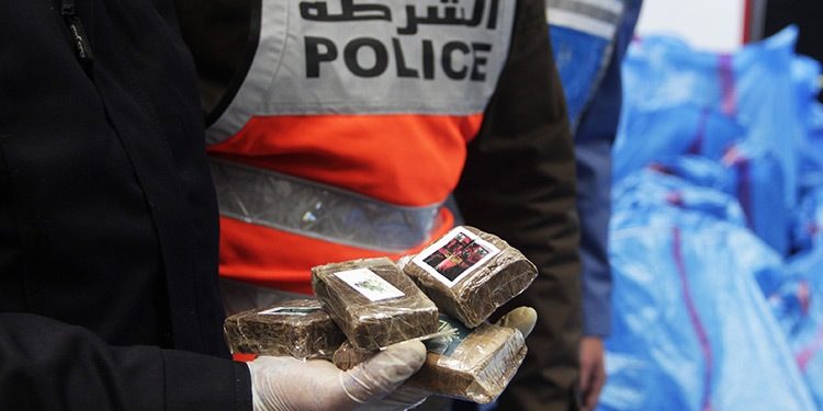 فرقة مكافحة العصابات بفاس دارت مداهمة لأحد أوكار المخدرات ووقّفات شخص وسيدتين