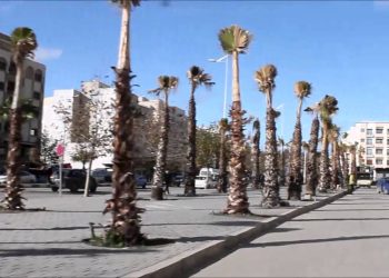 عمدة طنجة يتعهد بمؤازرة سكان “حي بنكيران” في نزاعهم مع شركة عقارية