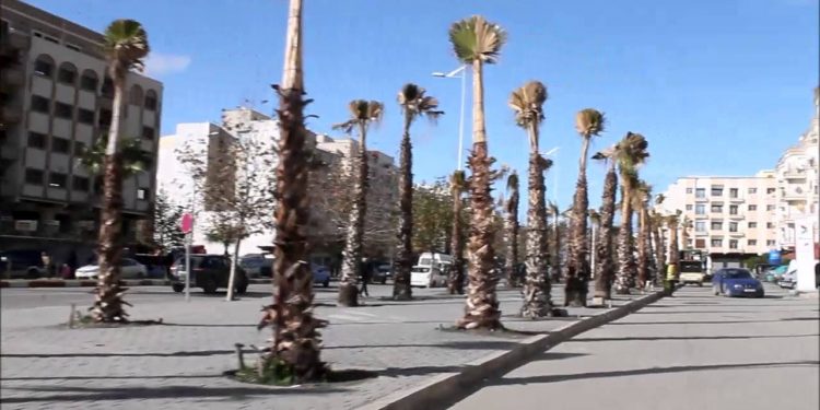 عمدة طنجة يتعهد بمؤازرة سكان “حي بنكيران” في نزاعهم مع شركة عقارية