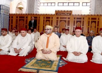 الملك محمد السادس يؤدي صلاة الجمعة بمسجد الهادي بسلا