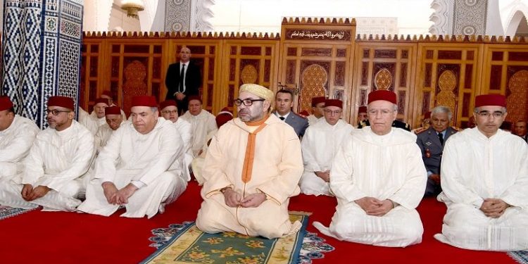 الملك محمد السادس يؤدي صلاة الجمعة بمسجد الهادي بسلا