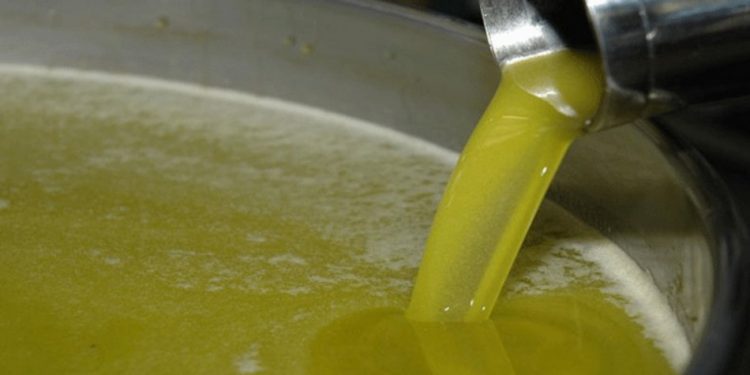 توقيف شخصين بالعيون بسبب الغش في زيت الزيتون