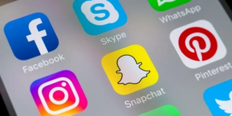 برلمانية تطالب بحجب مواقع التواصل الاجتماعي