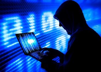 فتاة تقدم على الاستعانة بصديق لها من أجل ابتزاز صديقتها