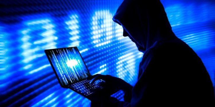 فتاة تقدم على الاستعانة بصديق لها من أجل ابتزاز صديقتها