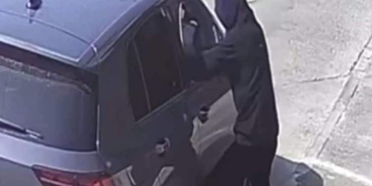 عصابة ملثمة ومدججة بالسلاح الأبيض تهاجم عون سلطة بالعرائش