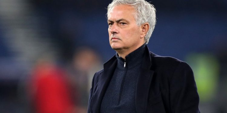 مورينهو يقترب من التوقيع لنادي سعودي