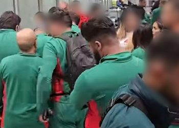 معاناة الوفد الصحفي تصل لقبة البرلمان