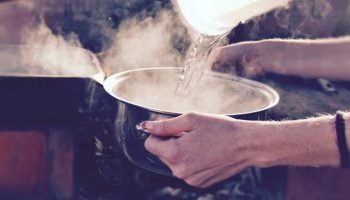 سيدة تصب الماء المغلي على جسد زوجها أثناء النوم