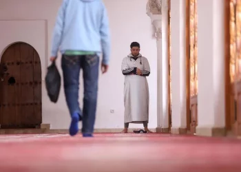 انتهاك حرمة مسجد مع حيازة السلاح يورطان شخصا