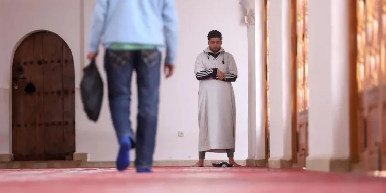 انتهاك حرمة مسجد مع حيازة السلاح يورطان شخصا