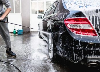 ترشيد الماء..توقيف صاحب محل لغسل السيارات