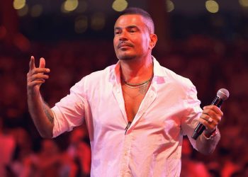 كلمة نابية وشتيمة لسائقه.. فيديو لعمرو دياب يشعل غضباً