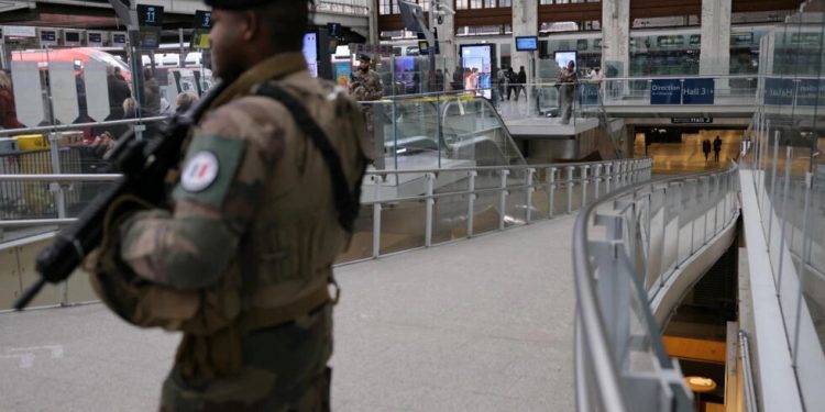 إصابة عدد كبير من الأشخاص بعد هجوم بسكين في محطة قطارات وتوقيف مشتبه به بباريس