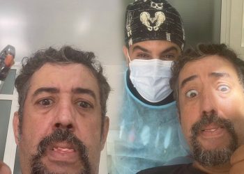 طارق البخاري يخلع أسنانه بسبب “جوج وجوه”