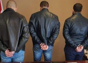 توقيف ثلاثة أشخاص لتورطهم في قضية تتعلق بالحيازة والاتجار في المشروبات الكحولية بدون ترخيص.