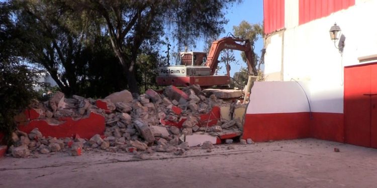 منخرطو الوداد يخرجون عن صمتهم بعد هدم قاعة الوداد الخاصة بكرة السلة
