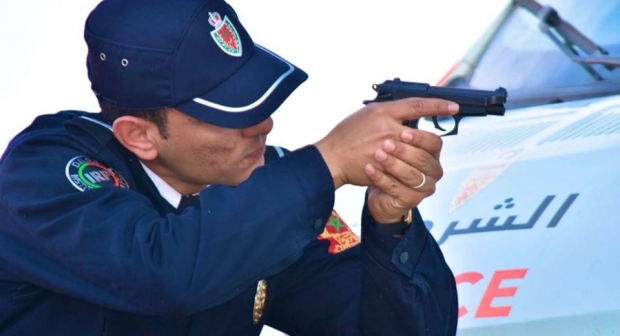 ضابط أمن ممتاز يضطر لاستعمال سلاحه الوضيفي بالبيضاء