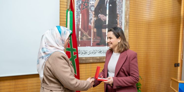 غيثة مزور تشرف على مراسيم تسليم أوسمة ملكية لموظفين بالوزارة المنتدبة المكلفة بالانتقال الرقمي وإصلاح الإدارة