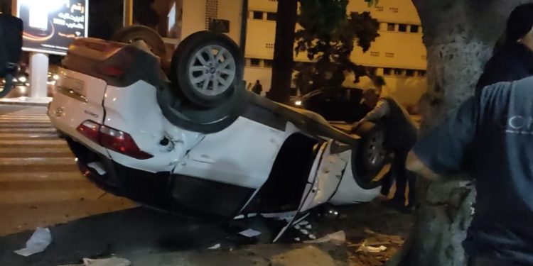 دقائق قبل الإفطار..إنقلاب سيارة وسط شارع بالبيضاء