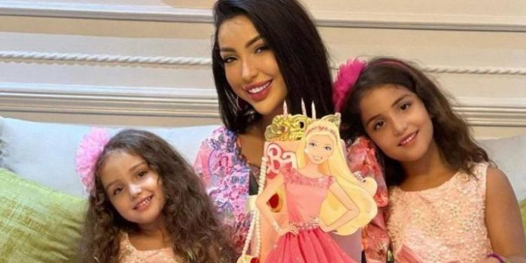 إبتسام باطمة تكشف وضع إبنتي شقيقتها..”دموع هاد لبنيات لكل مرة كيبكيوو على ماماهم توحشوها وكيسولو امتى غتجي”