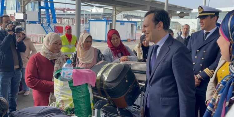 الوزير السكوري يشرف على قافلة رحلات العاملات الزراعيات بمنياء طنجة