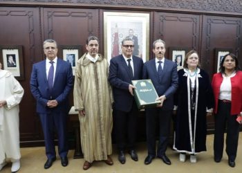 أخنوش  يتسلم مقترحات الهيئة المكلفة بمراجعة مدونة الأسرة قصد رفعها للملك