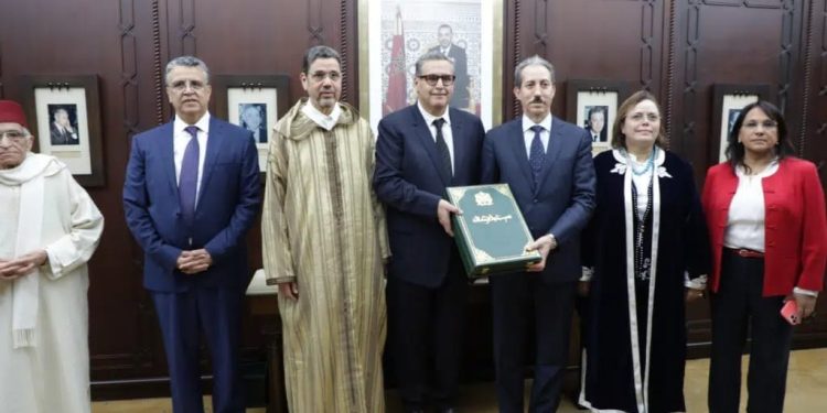 أخنوش  يتسلم مقترحات الهيئة المكلفة بمراجعة مدونة الأسرة قصد رفعها للملك