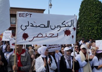 طلبة الطب والصيدلة يقومون بالتصعيد بعد مواجهتهم بالطرد