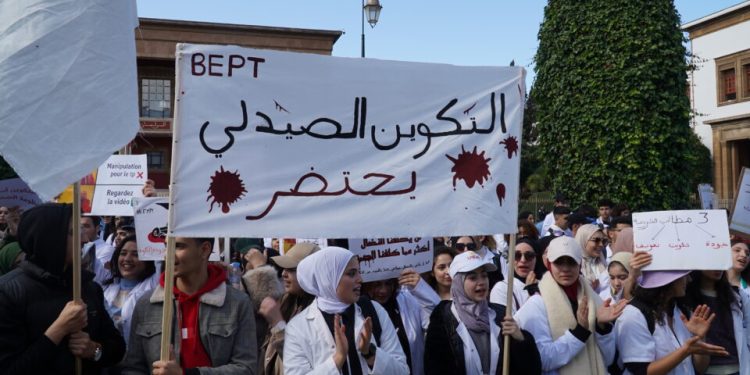 طلبة الطب والصيدلة يقومون بالتصعيد بعد مواجهتهم بالطرد