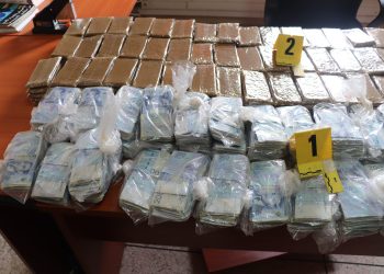 توقيف ثلاثة أشخاص وحجز طن و55 كيلوغراما من الكيف و 260 كيلوغراما من التبغ المهرب و38 كيلوغراما من الشيرا ونقود بقيمة 120 مليون بمراكش