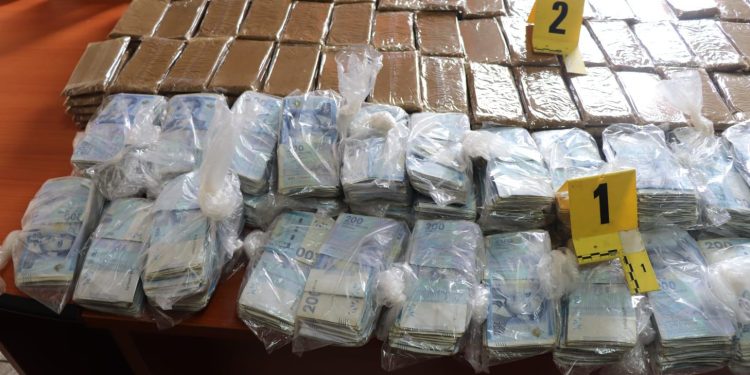 توقيف ثلاثة أشخاص وحجز طن و55 كيلوغراما من الكيف و 260 كيلوغراما من التبغ المهرب و38 كيلوغراما من الشيرا ونقود بقيمة 120 مليون بمراكش